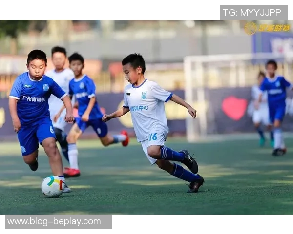 莫拉与教练团队携手队员们共同开启上任后的首次冬季训练课程 莫拉与教练团队携手队员们共同开启上任后的首次冬季训练课程